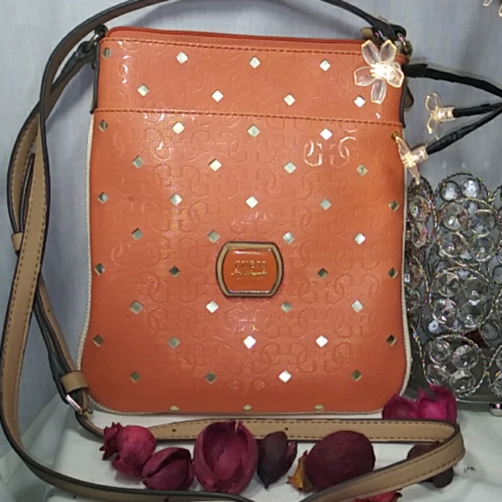 Guess Purse/Crossbody. In great condition.